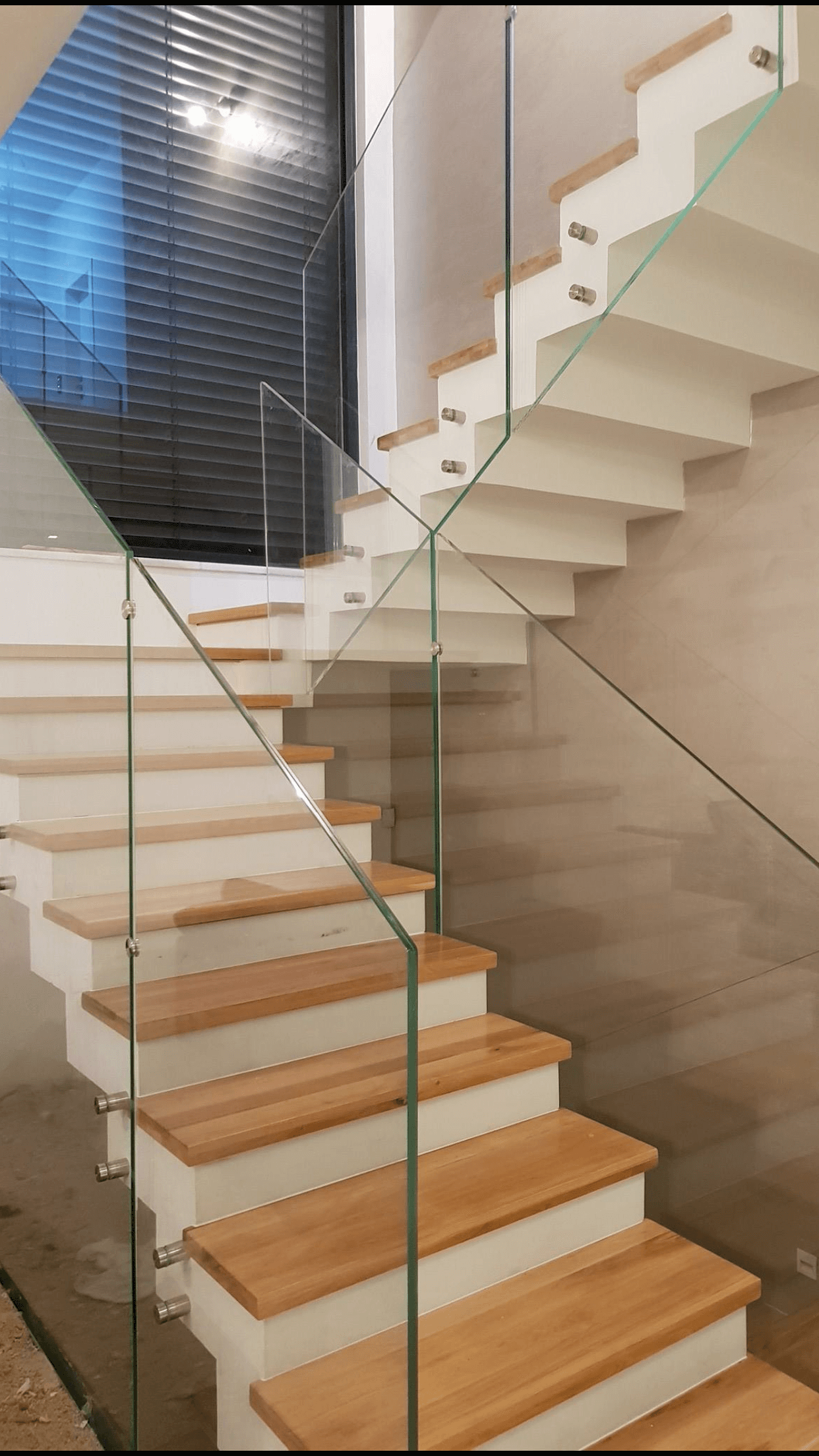 מדרגות עץ בשילוב מעקה זכוכית