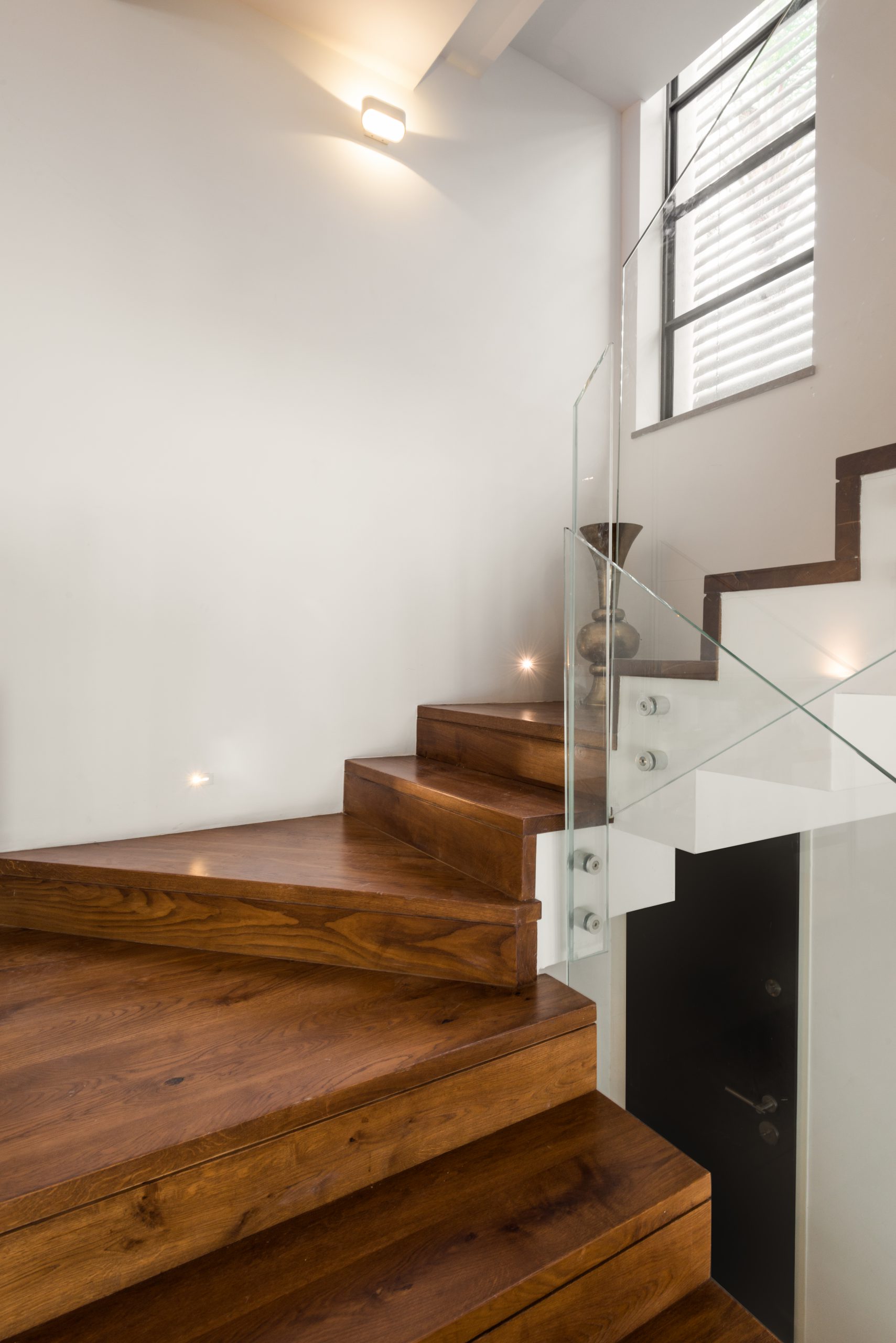 כיצד לבחור תאורה נכונה לחדרי מדרגות בבית?