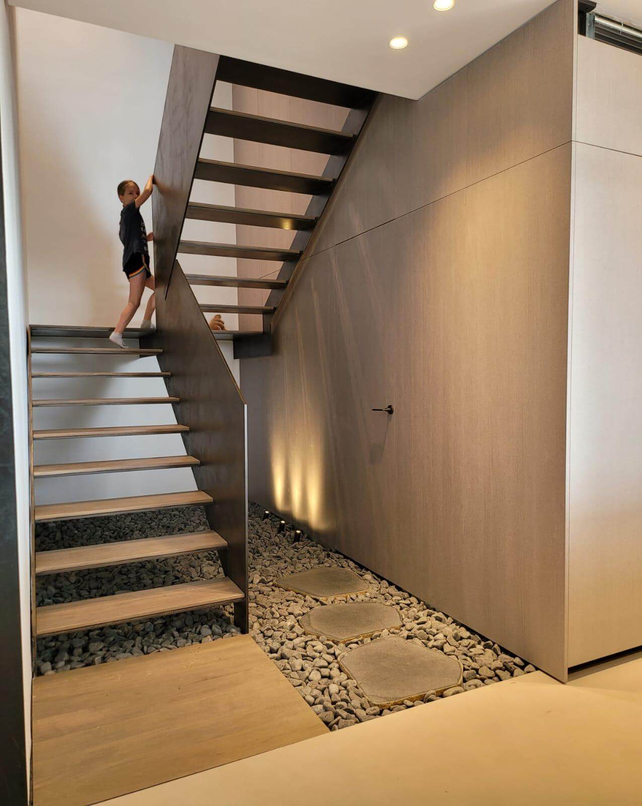 מדרגות מרחפות בעיצוב עץ