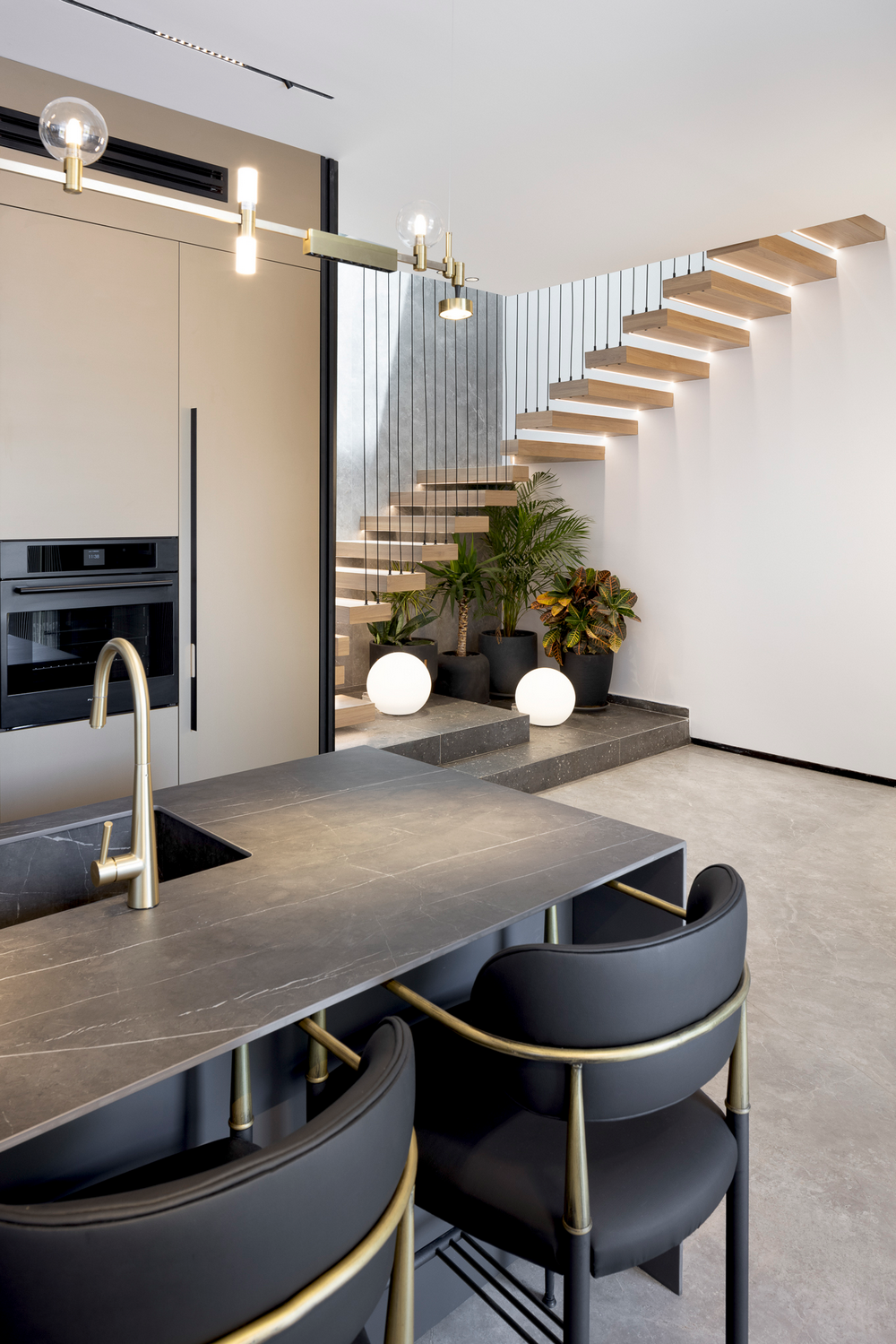 עיצוב הבית: דו-קומתי עם אלמנט בשילוב מדרגות ומעקות